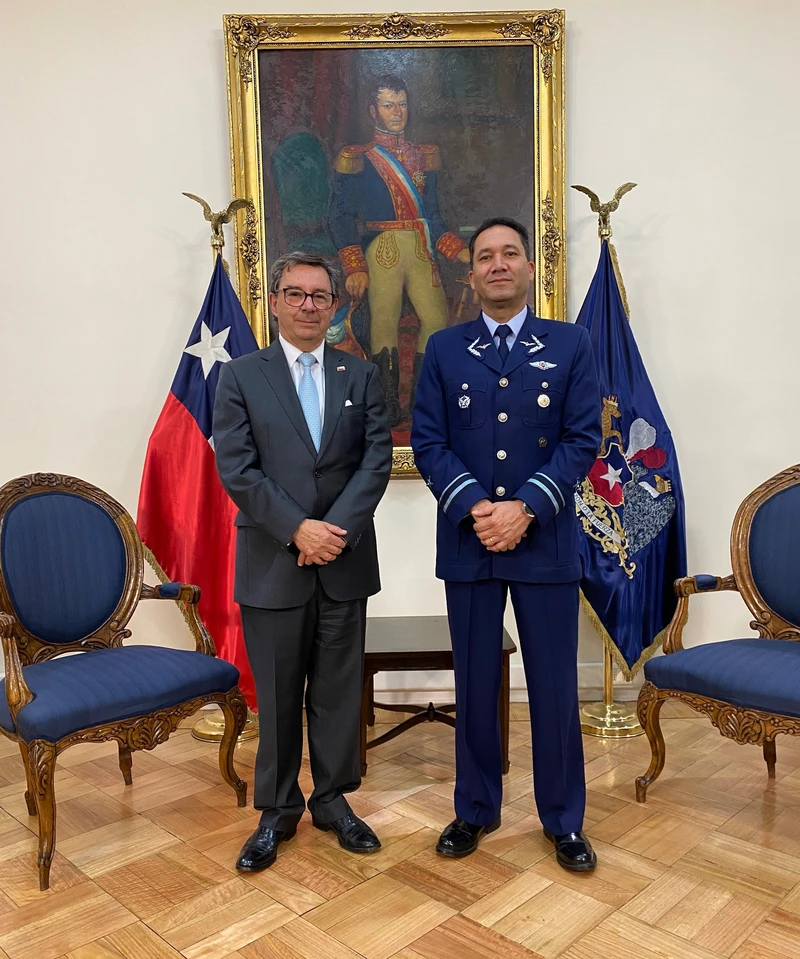 Director General de la DGAC Chilena, el General de Brigada A�rea (A), Humberto Fern�ndez Pittari, junto al ministro de defensa Fernando Barros Tocornal.